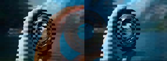 Image of camera lens bringing background into focus